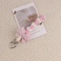Handgemachte rosa gewebte Handy-Schlüsselanhänger mit süßer karierter Schleife und Metallherz. - Rosa Gingham