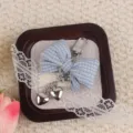 Blauer karierter Stoff-Schleifen-Schlüsselanhänger mit silbernen Herzen, süßer Taschenschmuck. - Blau Kariert