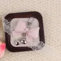 Rosa gepolsterte Stoff-Schleife Schlüsselanhänger mit silbernen Herzen und edler Spitzen-Deko. - Rosa