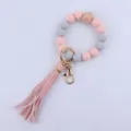 Llavero de pulsera de cuentas de silicona con borla de cuero y cuentas de madera - Rosa