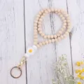 Holzperlen Lanyard Schlüsselanhänger Detailansicht, mit weißem Gänseblümchen Anhänger. - Weiß
