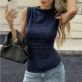 Elegante camiseta sin mangas a rayas azul marino con cuello alto para mujeres modernas. - S / Azul marino