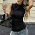 Top sin mangas negro a rayas con cuello alto y diseño ajustado que estiliza - S / Negro