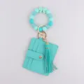 Llavero de pulsera de cuentas de silicona con cartera tarjetero a juego y borla en verde menta. - Verde