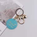 Goldener Metallschlüsselanhänger mit blauem Anhänger und Herz für modische Taschenaccessoires. - Blau Herz