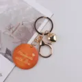 Goldener Metallschlüsselanhänger mit Holzherzanhänger im handgefertigten Stil, süße Tasche - Herz Hellkaffee