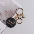 Handgemachter Schlüsselanhänger Tasche Anhänger mit schwarzem runden Holzetikett und Goldherz. - Schwarzes Herz