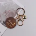 Handgemachte Holzscheibe Schlüsselanhänger mit goldenem Herz Anhänger Tasche Geschenk - Herz Dunkelkaffee