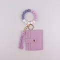 Bracelet porte-clés en perles de silicone avec porte-carte en cuir et pompon, violet - Violet