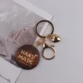 Handgemachter Holzschlüsselanhänger mit Goldherz Anhänger modisches Taschenaccessoire - Blatt Dunkelkaffee
