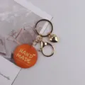 Handgemachter Holzschlüsselanhänger mit Metallherz-Anhänger, schicke Taschenaccessoire. - Blatt Hellkaffee
