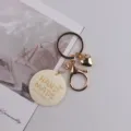 Goldener Metall Schlüsselanhänger Taschenschmuck mit Herz Anhänger und Handmade Anhänger - Blatt Natürliches Holz