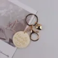 Goldener Schlüsselanhänger mit Herz-Anhänger und handgemachtem Schild für Taschen - Smiley Natürliches Holz