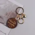 Handgemachter hölzerner Herz-Schlüsselanhänger Taschen-Charm stilvolles Geschenk für Damen. - Smiley Dunkelbraun