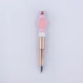 Silikon-Perlenstift Detailansicht mit rosa Gänseblümchen-Anhänger und roségoldenem Metallgehäuse. - Rosa