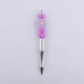 Detailansicht des DIY Perlenkugelschreibers mit lila Silikonperlen in Margeritenform und Metall. - Lila