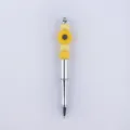 Detailansicht des DIY Perlenstifts, niedliches Sonnenblumen Silikonperlen Design, Metallstift. - Gelb