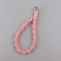 Handgemaakte roze macrame polsband sleutelhanger met roségouden sluiting, katoenen riem. - Lichtroze