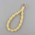 Handgemaakte macrame sleutelhanger gele katoenen polsband met gouden ring voor tassen - Lichtgeel