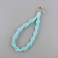 Handgemaakte blauwe macramé polsband sleutelhanger met gouden sluiting voor tassen en accessoires. - Lichtblauw