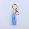 Hellblaue Leder Quasten Schlüsselanhänger mit goldener Hardware, modischer Taschenanhänger. - Himmelblau