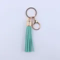Mintgrüner Leder-Quasten-Schlüsselanhänger mit goldenem Metallring und Karabinerhaken. - Seeblau