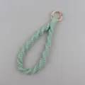 Portachiavi in macramè fatto a mano con anello in oro rosa, cordino in cotone verde chiaro accessorio. - verde pisello