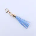 Blau-weisser Leder Quasten Schluesselanhaenger mit goldenem Verschluss als Taschen-Accessoire. - Himmelblau