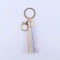 Bunte Leder-Quasten-Schlüsselanhänger mit goldener Hardware für Taschen, Schlüssel und Accessoires. - bunt