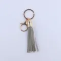 8cm Leder Quasten Schlüsselanhänger mit goldfarbenen Beschlägen, kurze Fransen Anhänger. - Armeegrün