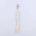 Handgefertigter Makramee Baumwollseil Schlüsselanhänger mit silbernem Karabiner, Taschenanhänger. - Gebrochenes Weiß
