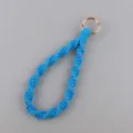 Portachiavi da polso in macramè blu fatto a mano con gancio in metallo color oro rosa. - Blu Pavone