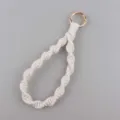 Portachiavi da polso in macramè fatto a mano con anello dorato, elegante accessorio in corda di cotone. - Bianco avorio