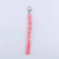 Handgemachte rosa Makramee Baumwollseil Schlüsselanhänger mit silbernem Karabinerhaken. - Dunkelrosa