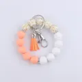 Vue détaillée du bracelet porte-clés en perles de silicone avec motif léopard et pompon. - Platine