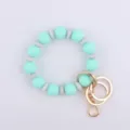 Vista detallada del llavero pulsera de cuentas de silicona con cuentas de color menta. - Verde menta