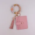 Porte-clés bracelet en perles avec porte-cartes rose et pompon, accessoire silicone élégant. - Rose chair