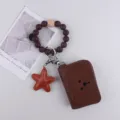 Elegante portachiavi con braccialetto in perline di silicone e porta carte in pelle. - Caffè