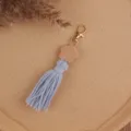 Böhmischer Holzperlen Blumen Baumwoll Quasten Schlüsselanhänger in Grau als Taschenanhänger - Graublau