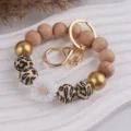 Silikonperlen Schlüsselanhänger Armband mit Holzperlen und süßem Gänseblümchen Anhänger. - Weiß