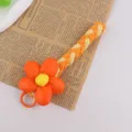 Süßer geflochtener Blumen Handy Anhänger und Schlüsselanhänger, süßes Accessoire für Frauen. - Orange