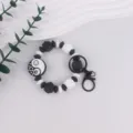 Schwarz-weißes Silikonperlen Schlüsselanhänger Armband mit Sonne Mond Yin Yang Anhänger. - Handgelenkband