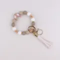 Bonita pulsera llavero de cuentas de silicona con luna y borla en estilo boho neutro. - Caqui