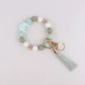 Pulsera llavero de cuentas de silicona con luna, cuentas de madera y borla para bolso. - Verde Frijol