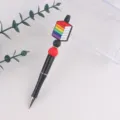 DIY Perlenkugelschreiber mit bunten Regenbogen Buch Silikonperlen und schwarzem Stiftkorpus. - Buch