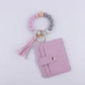 Llavero de pulsera con cuentas de silicona, tarjetero de cuero PU y detalle de borla. - Violeta Claro