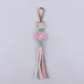 Handgefertigter Blumen Schlüsselanhänger Detail mit Baumwollkordel und glänzendem Metallkarabiner. - Rosa