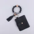 Primer plano del llavero de pulsera de cuentas de silicona con tarjetero de cuero PU y borla. - Negro