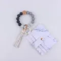 Primer plano del elegante llavero de pulsera de cuentas de silicona con tarjetero de mármol. - Mármol