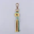 Nahaufnahme von handgemachtem Makramee Blumen Schlüsselanhänger Detail mit Karabiner. - Hellgelb